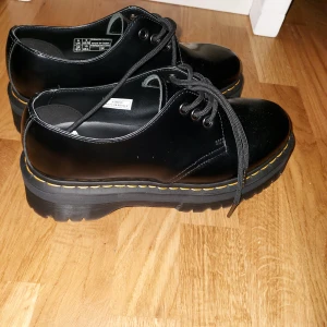Dr Martens quad - bra kvalité knappt använda, fräscha är för stora för mig. pris ej hugget i sten 