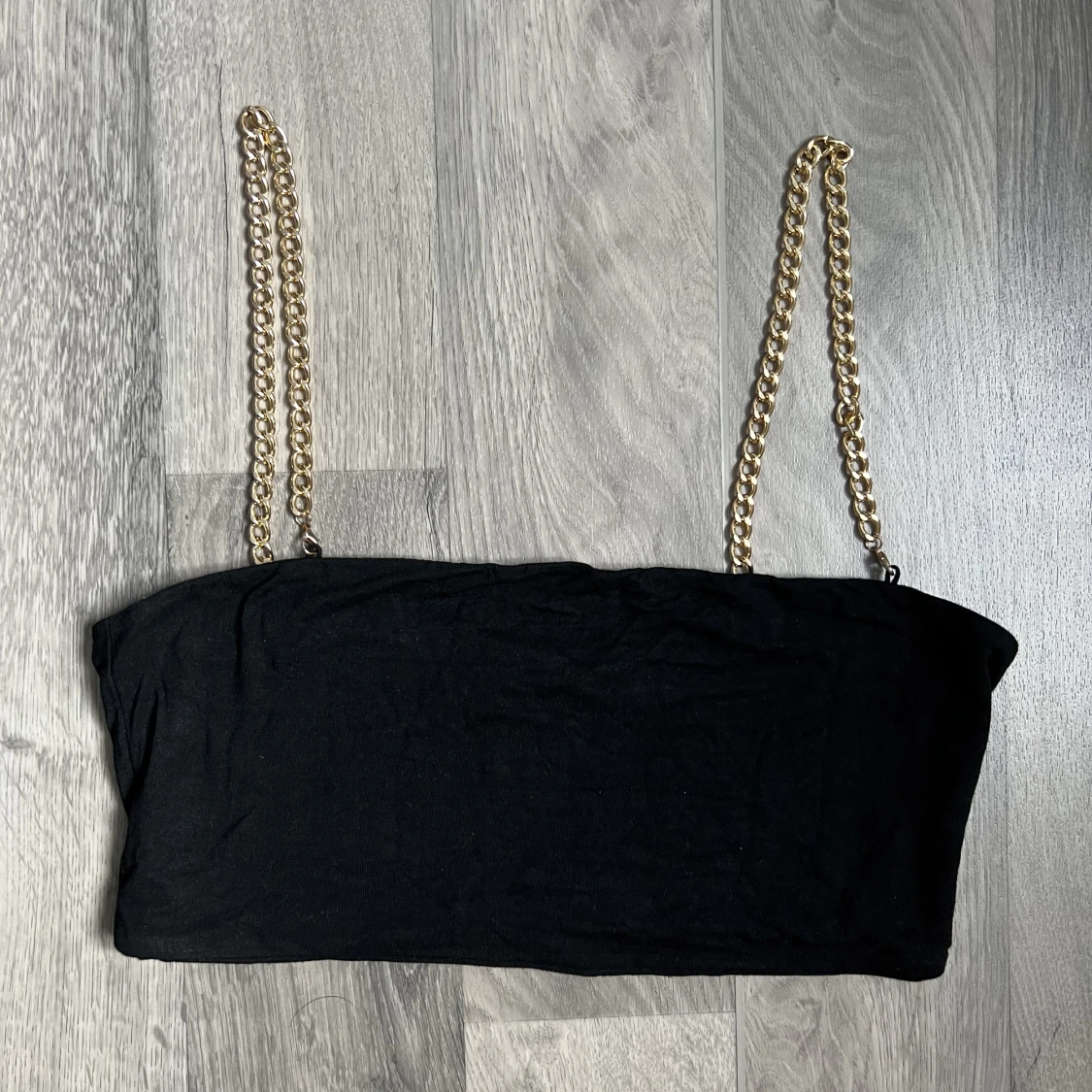 Linne från SHEIN med guldfärgade kedjor