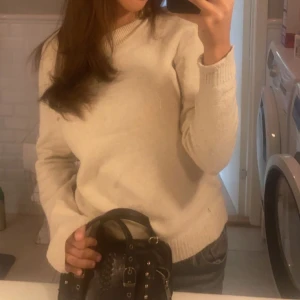 Tjocktröja  - Flyttar utomlands så kommer inte behöva denna mys tröja inför hösten! Köpte för 300, säljer för 100 då den knappt är använd💕