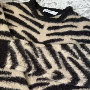 stickad tröja som är jätte söt den är fint skick och är Leopard mönstrat som är från NA-KD