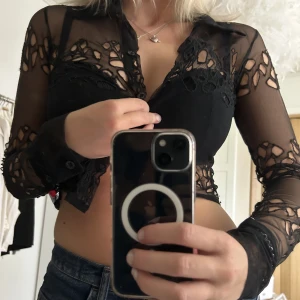 Kofta  - Genomskinlig kofta i meshtyg med snygga håldetaljer💓💓