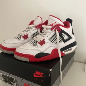 Jordan 4s fire red - Jättesnygga skor som jag tyvärr växt ur. De är använda några gånger men är i bra skick. Pris kan diskuteras.💕