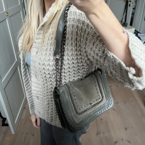 Väska  - Hej!!!  Jätte fin handväska från Zara. Kommer inte till användning längre. Väskan är i bra skick och är ganska rymlig. Hör av dig om du har frågor eller funderingar❤️❤️❤️