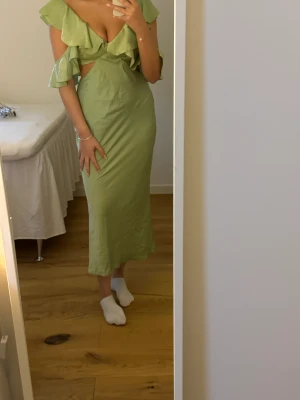 Långklänning - Super fin långklänning som passar perfekt till bröllop och andra tillställningar. Helt oanvänd med prislappar kvar. Säljs då jag glömde att returnera den. 