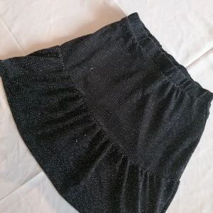 Kjol - En jätte jätte vacker kjol som jag har använt några få gånger men jag tycker att den inte passar på mig längre💗