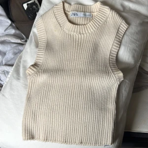 Beige stickad väst  - Väst från zara, skön i materialet. Storlek M  men som en S knappt använd. Finns en fläck men ska försöka få bort den i tvätten! 
