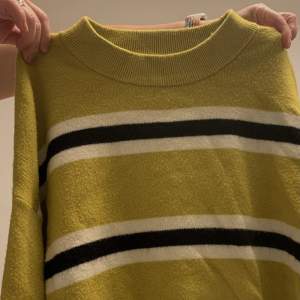 FRI FRAKT En tjockare tröja som är kroppad. Storlek M från Cotton:On (köpt i Australien) men säljer då den knappt kommer till användning. Jättemysig nu till hösten 🍁🤎🍂