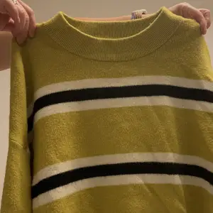 FRI FRAKT En tjockare tröja som är kroppad. Storlek M från Cotton:On (köpt i Australien) men säljer då den knappt kommer till användning. Jättemysig nu till hösten 🍁🤎🍂