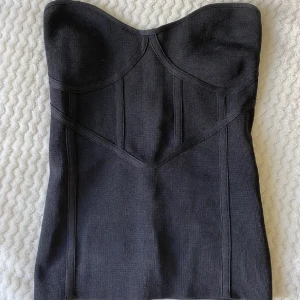 Zara topp - Säljer denna fina topp från zara! Köpt här på plick så gamla ägarens bild! Den är dessvärre för stor för mig därav säljer jag 