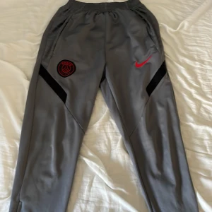 Psg byxor  - Dom här byxorna är jätte sköna i nästan alla sinarion och det går att matcha med mycket.