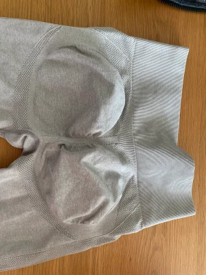 Träningstights  - Gråa tighta högmidjade tränings byxor som ska forma rumpan. Kommer inte ihåg vart jag köpt dom men tror de är från shein eller liknande. Knappt använda då de är för korta för mig 