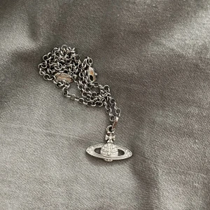 Vivienne Westwood Halsband - Jag säljer en vivienne westwood halsband, om du är intresserad meddela gärna!
