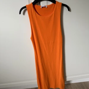 Lång klänning till låren  - Jätte skön klänning ,super fin , bra skick 