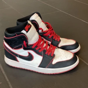 Air Jordan 1 High blodline  - Ett par air Jordan blodline i storlek 45 (UK10) dem är Använde men ej slitna, säljer dem för att dem är för små. Ny pris 3499kr