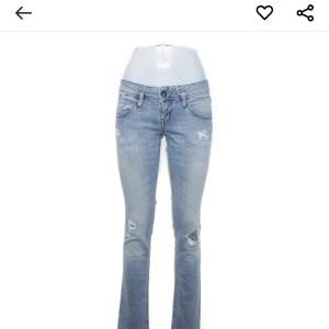 Säljer dessa så fina jeans, sparsamt använda men i bra skick💕tyvärr försmå💕favorit jeans men som tyvärr har blivit försmå