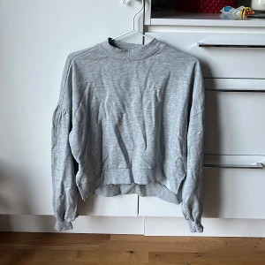 Grå tröja - Simpel, grå tröja från Monki. Jättefin och bekväm!