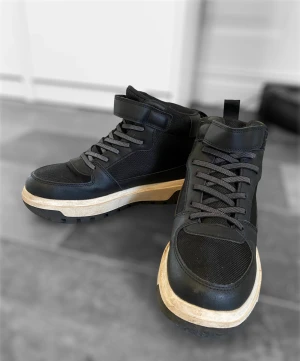 Vattentäta vinterskor  - Vattentäta vinterskor, väldigt sköna och fina. Reflex skosnören. Nyskick, fast lite smutsiga men går 100% bort om man tvättar av.