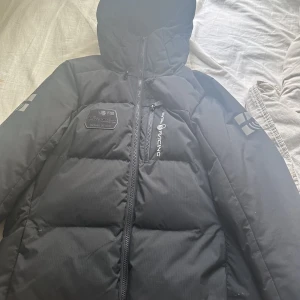 Jacka  - Sail racing svart nästan helt oanvänd passar mig som har xss och xs väldigt varm jacka.