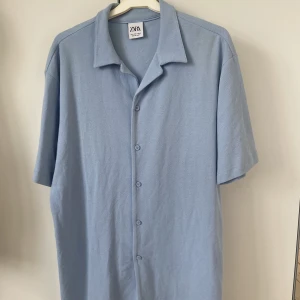 Zara piké/skjorta - Babyblå piké/skjorta från zara. Använd max 10 gånger, superskick!  