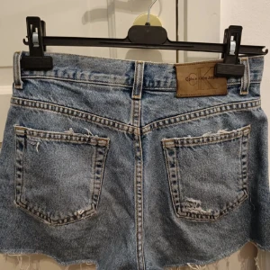 CK denim shorts  - Vintage Calvin Klein shorts i distressed modell. Hög midja, smickrande men blivit för små. 