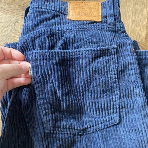 Jeans  - Säljer mina Levis jeans då dom inte kommer till användning mer, byxorna är i manchestertyg.