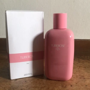 Parfym från zara - Säljer denna parfym från Zara då aldrig använt den, fick den i present men tyvärr har jag för många parfymer. Helt oanvänd och har kvar kartongen. Originalpris 169 men säljer för 90 priset kan diskuteras 