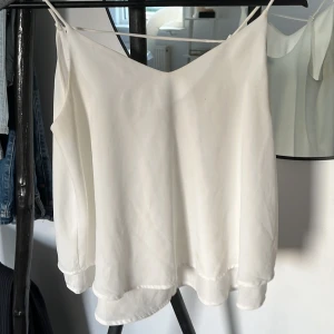 Linne - Super gullet linne ifrån pieces som tyvärr har blivit litet för mig. I bra sick men finns en fläck på ryggen längst ner. Fläcken borde gå bort i tvätten. 