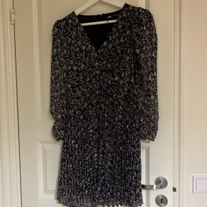 Blommig festklänning  - Blommig festklänning från Zara. Har endast haft på mig klänningen ett par gånger och är därför i fint skick. 