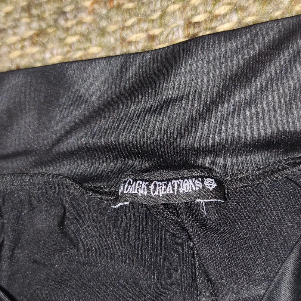 Snygga leggings från Dark Creations Saknas någon nit men märks inte av om man inte sitter och typ räknar dom Passar S-M. Jeans & Byxor.