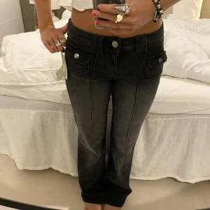 Svarta jeans 36 - Säljer dessa supercoola urtvättade svarta jeansen som är helt slutsålda💘💘med prislapp kvar!