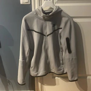 NIKE TECH FLEECE  - Släjer min snygga Nike tech fleece eftersom den blivit för liten. Mycket bra skick!
