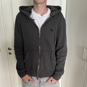 Burberry zip hoodie  - Säljer en Burberry zip hoodie som är i bra skick! Storlek M! Modellen är 181cm!  Hör gärna av dig om du har frågor! 