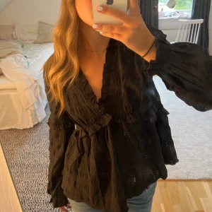 Svart blus - Säljer denna fina blus ifrån NA-KD. Skriv om ni är intresserade 💕💕