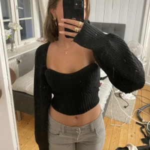 Topp med kofta - Säljer detta supermysiga set som passar perfekt nu till hösten! Använda ä ett fåtal gånger och är i väldigt fint skick! INTE STIXIGT!!Pris går att diskutera☺️