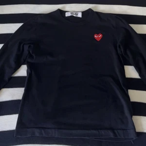 Comme des Garcons tröja  - Snygg tröja från Comme des Garcons. Storleken är S. Skick 10/10, använd cirka 3 gånger. Nypris 1100kr