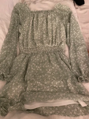blommig klänning  - skolavslutningsklänning 🫶🏻 säljer denna fina blommiga klänningen från Kappahl🫶🏻 orginal pris är 299kr 