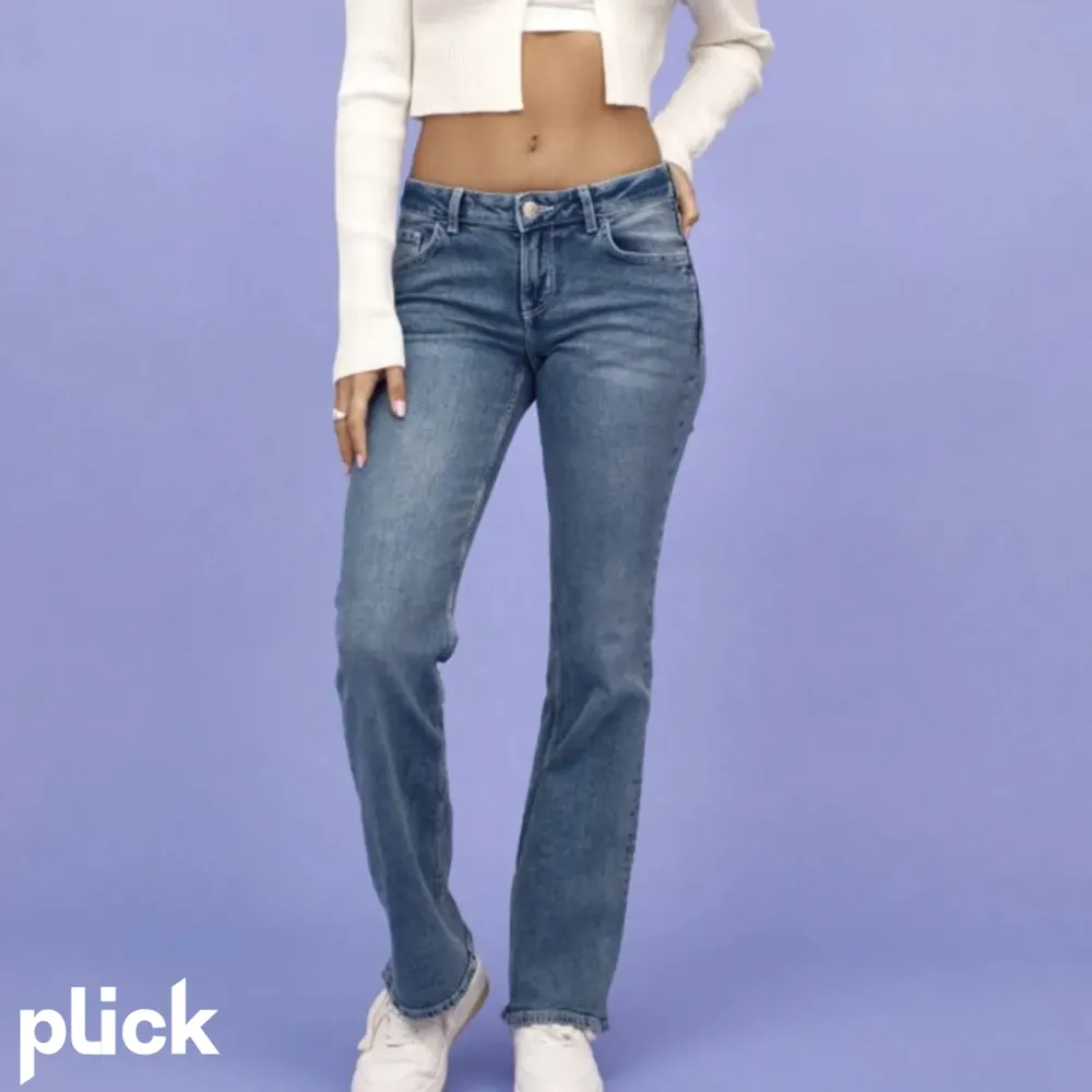 Super snygga lågmidjade jeans från hm! Säljer för 90kr. Jeans & Byxor.