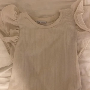 volang topp zara - Interessekoll på min älskade volangtopp från zara💖💖 pris går möjligtvis diskutera. (Säljer även samma i svart!!!)