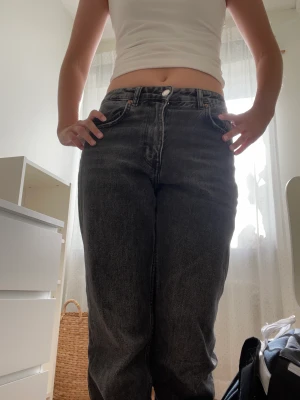 Raka jeans från zara - Raka, svarta jeans från zara med medelhög midja. Köpt för ungefär 2 år sedan❤️