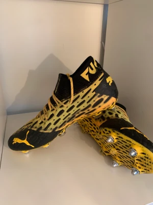 PUMA Future 5.1 Netfit SG Spark - 42 - OBS Skruvdobbar! Storlek 42 Kontakt dm för pris De är i väldigt bra skick. Knappt använda Rshoes