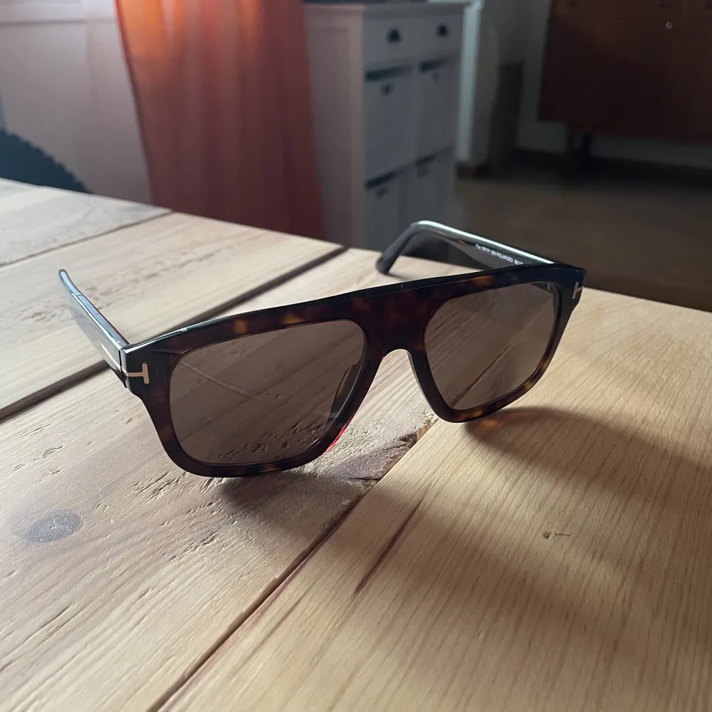 Säljer ett par Tom Ford Thor tf777 52h polarized solglasögon. Fint skick, lite små repor men inget som påverkar sikten.. Accessoarer.