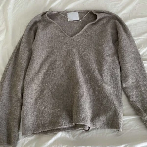 Stickad tröja  - En stickad tröja som inte kommer till användning. Köpt på Ullared för ett tag sen 💕 