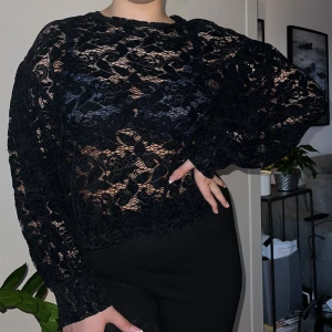 velvet spets blus i stretch - stretchig, lite croppad 