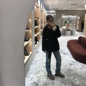 Kappa ginatricot  - Svart ursnygg kappa från ginatricot perfekt nu till hösten!😍