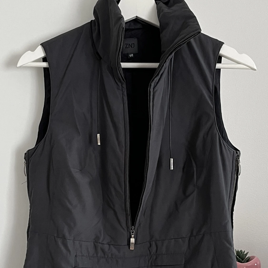 Mörkgrå väst i y2k stil