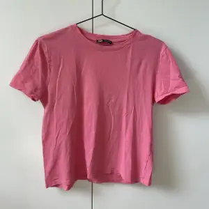 Säljer denna t-shirt som inte längre kommer till användning!💗Knappt använd!