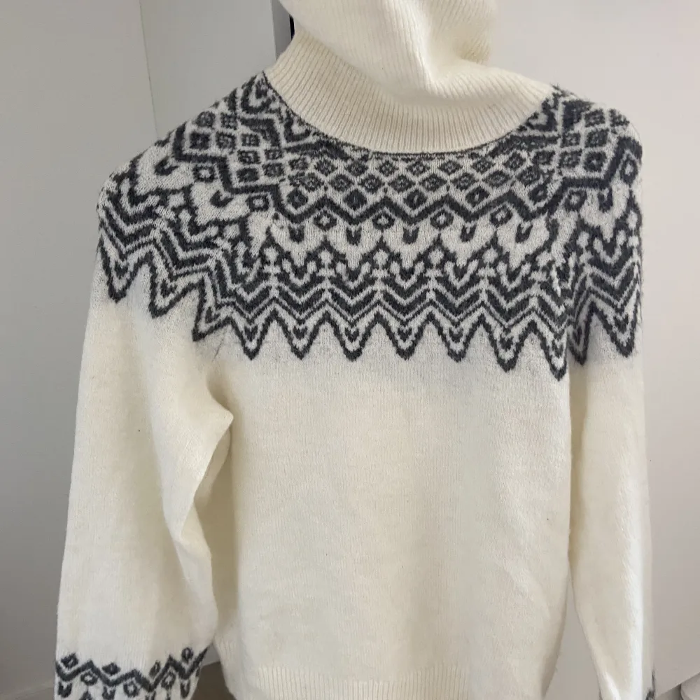 En tröja som är perfekt till hösten/vintern aldrig använd . Tröjor & Koftor.