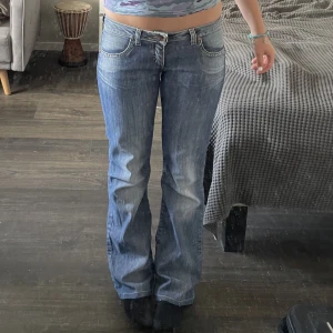 Lågmidjade jeans  - Lågmidjade jeans från Big Star i väldigt bra skick. Storlek: 27/32. Midjemåttet: 37cm Innerbenslängd: 75cm Ytter: 96 cm. Jeansens färg är mer som första bilden.