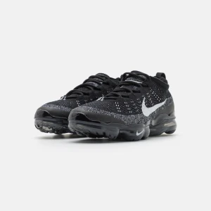 AIR VAPORMAX 223 FK NN - Storlek 44, Använt 5 gngr som högst, Köpt på Zalando för 2500kr, Om intresserad av fler bilder DMa mig