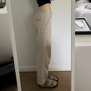 beiga kostymbyxor - beiga kostym byxor som är slightly oversized o lowwaisted men sitter fint över höft/midja. köpt på urban outfitters men är från santa cruz. modellen heter skater pants o är strlk s. 🤍